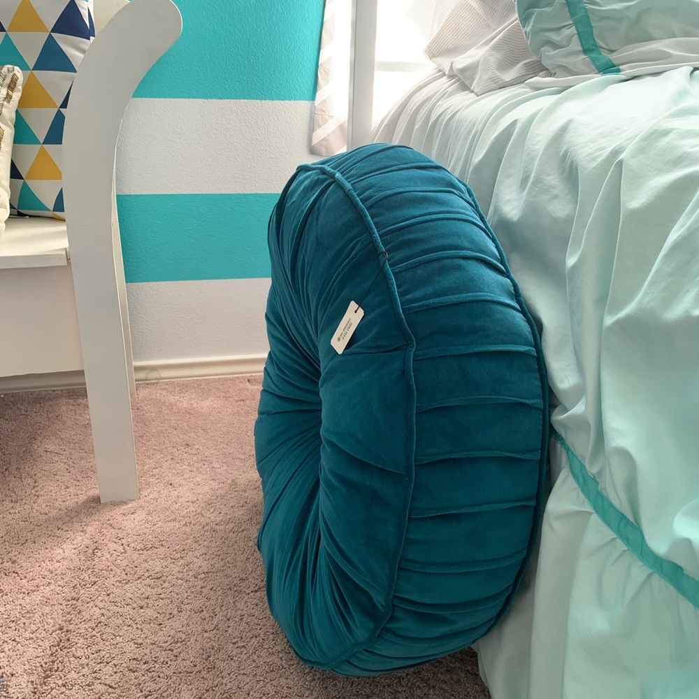 Floor teal large round pillow - Picture 5 of 5